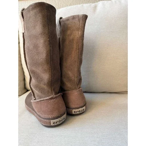 Crocs Berryesa Pull On Boots Brown Suede Leather Mid Calf Women’s W7 Lightweight - Picture 5 of 5